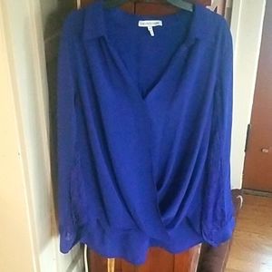 Blue v-neck longsleeve top with collar